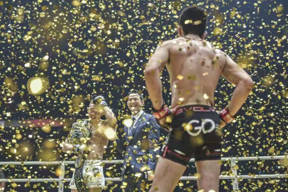 力闻名, 格斗世界冠 力闻名, 格斗世界冠